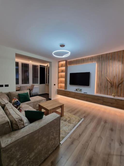Peace And Love Luxury Apartment In Center, New Bazaar 2 Тирана Екстер'єр фото